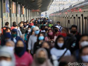 Potret Penumpukan Penumpang di Stasiun Bekasi