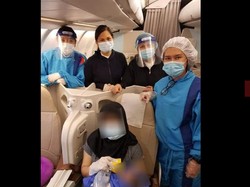 Pakai APD, Pramugari Bantu Penumpang Melahirkan di Ketinggian 30 Ribu Kaki