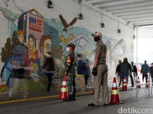 Satpol PP DKI: Kumpul-kumpul Lebih dari 5 Orang Disanksi Kerja Sosial-Denda