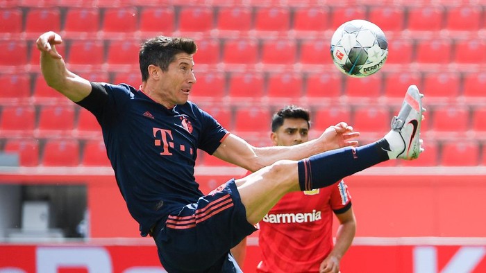 LEVERKUSEN, GERMANY - JUNE 06: Robert Lewandowski of Muenchen controls the ball during the Bundesliga match between Bayer 04 Leverkusen and FC Bayern Muenchen at BayArena on June 06, 2020 in Leverkusen, Germany. (Photo by Matthias Hangst/Getty Images)