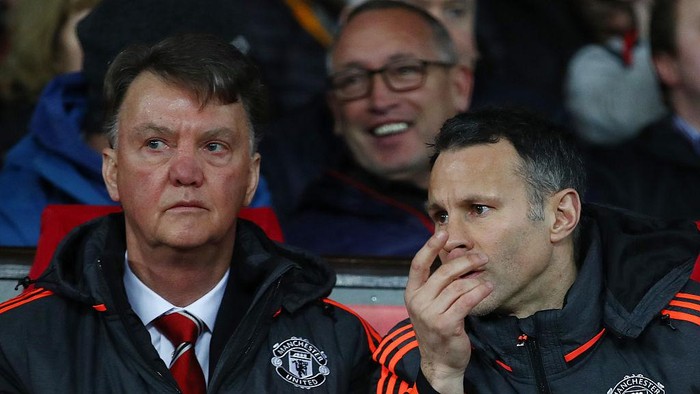 MANCHESTER, ENGLAND - MARCH 17:  Louis van Gaal Manager of Manchester United and Ryan Giggs Assistant Manager of Manchester United in discussion prior to the UEFA Europa League round of 16, second leg match between Manchester United and Liverpool at Old Trafford on March 17, 2016 in Manchester, England.  (Photo by Clive Brunskill/Getty Images)