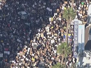 Mata Langit: Massa Demo George Floyd Penuhi Jalanan Los Angeles