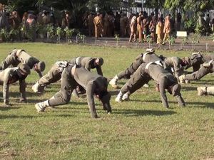 Telat Apel Perdana, Puluhan Satpol PP Polman Diberi Sanksi