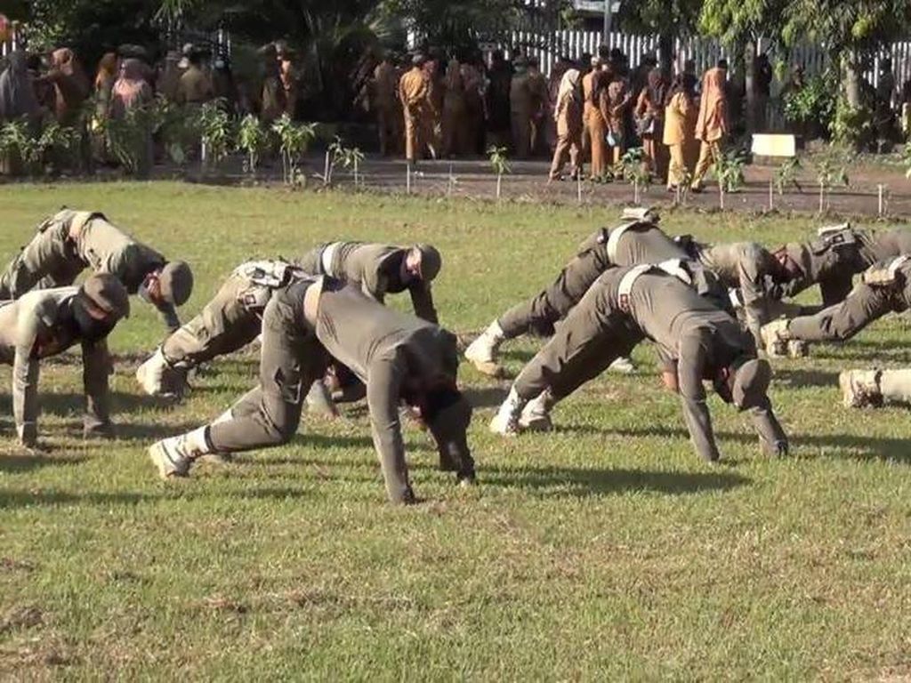 Telat Apel Perdana, Puluhan Satpol PP Polman Diberi Sanksi Telat Apel Perdana, Puluhan Satpol PP Polman Diberi Sanksi