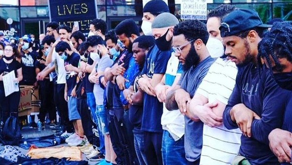Sholat di Aksi George Floyd Sholat di Aksi George Floyd