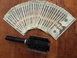 Sisir Unik Multifungsi, Bisa untuk Sisir Rambut dan Simpan Uang