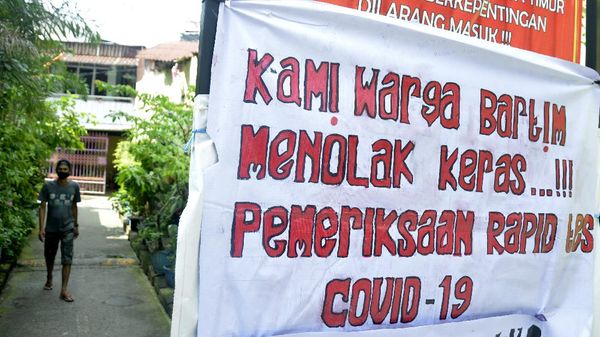 Spanduk Tolak Rapid Test Massal Mejeng di Makassar
