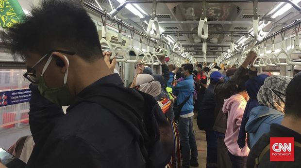 stasiun Bekasi masa PSBB Transisi Sejumlah penumpang stasiun Bekasi mengantre untuk masuk ke dalam kereta pda hri pertama pemberlakuan PSBB Transisi, Senin (8/6)