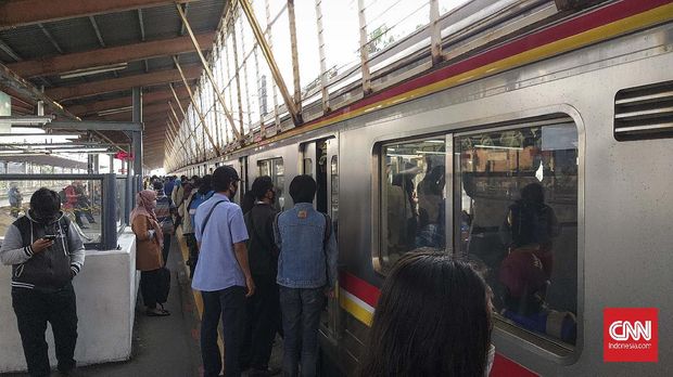 stasiun Depok masa PSBB Transisi KRL jurusan Bogor-Jakarta Kota dipadati penumpang pada hari pertama pembukaan aktivitas perkantoran oleh Pemprov DKI Jakarta, Senin (8/6).