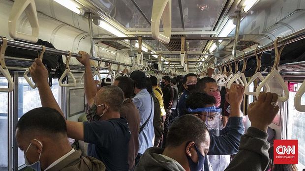 stasiun Depok masa PSBB Transisi KRL jurusan Bogor-Jakarta Kota dipadati penumpang pada hari pertama pembukaan aktivitas perkantoran oleh Pemprov DKI Jakarta, Senin (8/6).