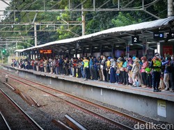 Penumpang KRL Jatuh ke Celah Peron di Stasiun Sudirman