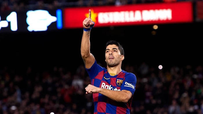 BARCELONA, SPAIN - DECEMBER 21: Luis Suarez of FC Barcelona celebrates scoring his teams fourth goal with a penalty kick during the La Liga match between FC Barcelona and Deportivo Alaves at Camp Nou on December 21, 2019 in Barcelona, Spain. (Photo by Alex Caparros/Getty Images)