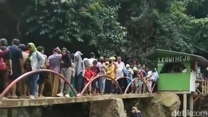Suasana Curug Leuwi Hejo, Kabupaten Bogor, Minggu (8/6) sore.