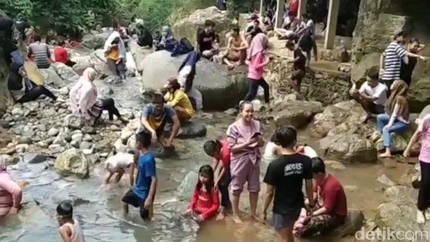 Suasana Curug Leuwi Hejo, Kabupaten Bogor, Minggu (8/6) sore.
