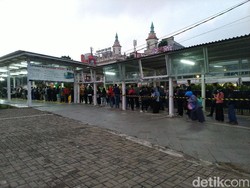 Penampakan Antrean Penumpang di Stasiun Bogor Pagi Ini