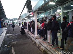 Kantor-Industri di DKI Mulai Buka, Stasiun Bogor Padat Pagi Ini