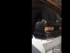 Waduh, Mobil Nempel Tembok Ini Ternyata Jadi Musala