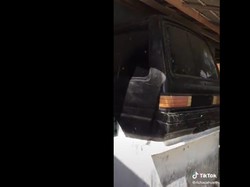 Waduh, Mobil Nempel Tembok Ini Ternyata Jadi Musala