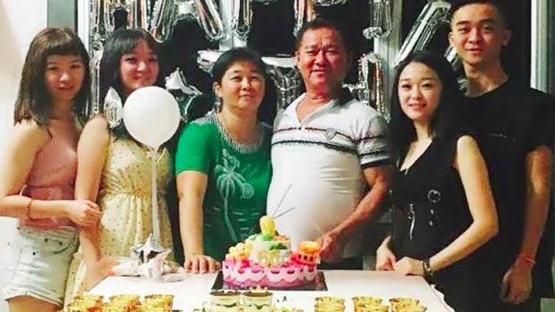 Tenaga Medis Kunjungi Ayah Terakhir Kali dengan APD