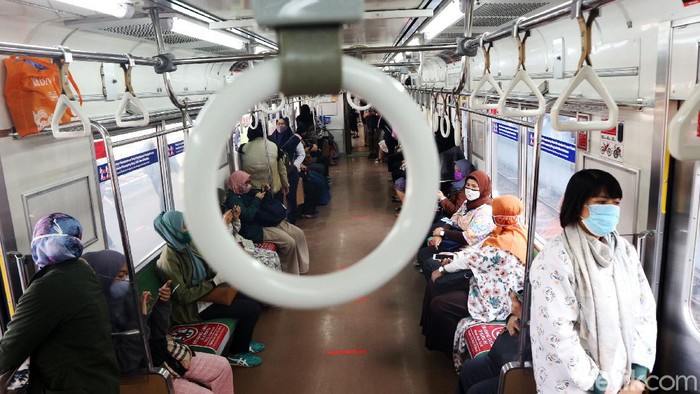 Pihak Comuter Line menerapkan physical distancing di gerbong kereta. Para penumpang harus menjaga jarak satu dengan lainnya.