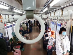 Ada Pembatasan, Lansia Masih Terlihat Gunakan KRL di Jam Sibuk