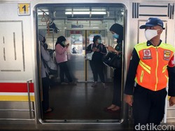 JDNI Anjurkan Tak Main HP di Kereta: Virus Corona Bisa Menempel 5 Hari