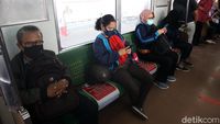 Terapkan Physical Distancing, Begini Suasana di Gerbong KRL