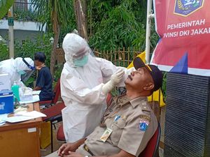 Warga hingga Pegawai Kelurahan Kebayoran Lama Selatan Jalani Tes Swab