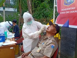 Warga hingga Pegawai Kelurahan Kebayoran Lama Selatan Jalani Tes Swab