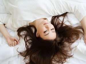 4 Alasan Kenapa Kamu Harus Coba Tidur Tanpa Bantal Malam Ini 4 Alasan Kenapa Kamu Harus Coba Tidur Tanpa Bantal Malam Ini