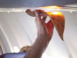 Manasin Pizza Nggak Gini Juga Kali, Jangan di Lampu Kabin Pesawat