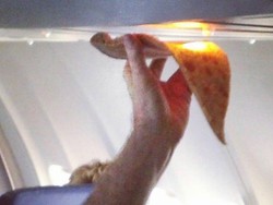 Manasin Pizza Nggak Gini Juga Kali, Jangan di Lampu Kabin Pesawat