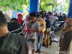 Maros New Normal, Warga Membeludak Tak Jaga Jarak di Disdukcapil