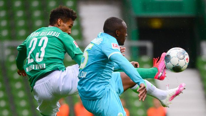 werder bremen,wolfsburg,theodore gebre,jerome roussillon,liga jerman,bundesliga BREMEN, GERMANY - JUNE 07: Theodor Gebre Selassie of SV Werder Bremen battles for possession with and Jerome Roussillon of Wolfsburg during the Bundesliga match between SV Werder Bremen and VfL Wolfsburg at Wohninvest Weserstadion on June 7, 2020 in Bremen, Germany. (Photo by Patrik Stollarz/Pool via Getty Images)
