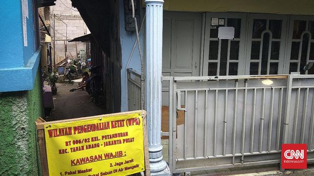 RT 06 RW 02, Kelurahan Petamburan, Jakarta Pusat melakukan pembatasan sosial skala lokal (PSBL) usai delapan orang warganya dinyatakan positif virus corona (Covid-19).