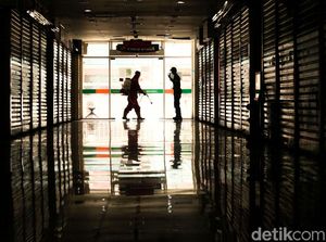 Operasi Disinfeksi Corona Sasar Tiap Sudut Pasar Senen Operasi Disinfeksi Corona Sasar Tiap Sudut Pasar Senen