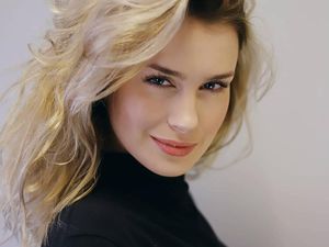 8 Pesona Anna Maria Sieklucka, Bintang 365 Days yang Filmnya Kontroversial 8 Pesona Anna Maria Sieklucka, Bintang 365 Days yang Filmnya Kontroversial