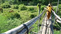 Potret Guru Lewati Jembatan Bambu untuk Antar Soal Ujian