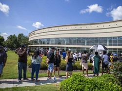 Saat Ribuan Orang Antar George Floyd ke Peristirahatan Terakhir