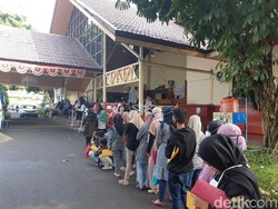 Demi Kartu Kuning, Pencari Kerja di Serang Rela Antre Tanpa Jaga Jarak