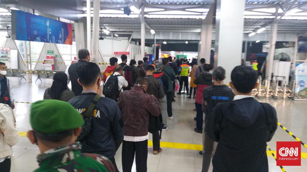 Antrean penumpang KRL Commuter Line di Stasiun Bogor Antrean penumpang KRL Commuter Line di Stasiun Bogor masih terjadi pada Selasa (9/6). Aparat TNI dan Satpol PP diterjunkan.
