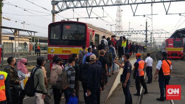 Antrean penumpang KRL Commuter Line masih terjadi di Stasiun Bogor pada Selasa (9/6) pagi. Ribuan penumpang menunggu giliran untuk masuk ke peron stasiun.