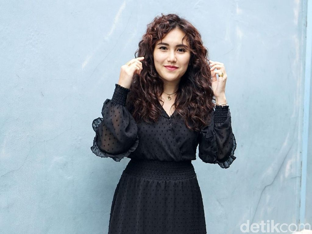 Cari Suasana Baru, Alasan Ayu Ting Ting Ubah Gaya Rambut Keriting