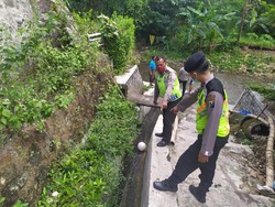 Bocah di Blitar Tewas Terjatuh Saat Ambil Bola dalam Got