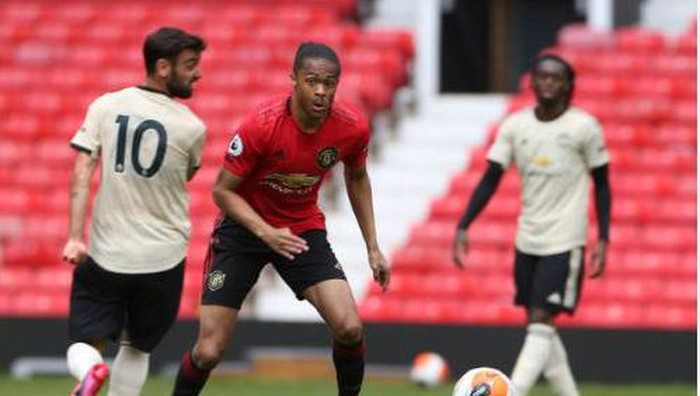 Bruno Fernandes (nomor 10) dalam latihan Manchester United di Stadion Old Trafford, Manchester, Sabtu (6/6/2020).