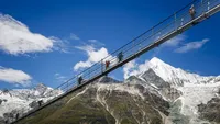 Ini Jembatan Gantung Tertinggi di Dunia dengan View Pegunungan Salju