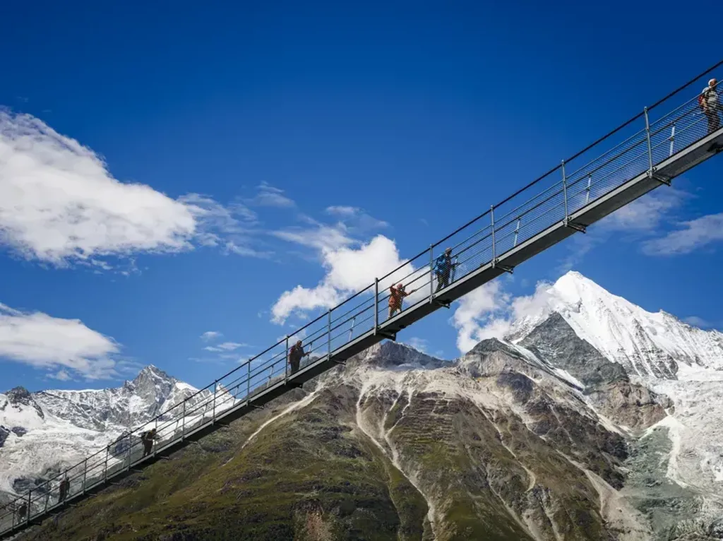 Ini Jembatan Gantung Tertinggi di Dunia dengan View Pegunungan Salju