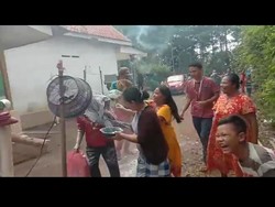 Negatif Corona dan Dipulangkan, Keluarga Ini Disambut Warga bak Lagi Ultah