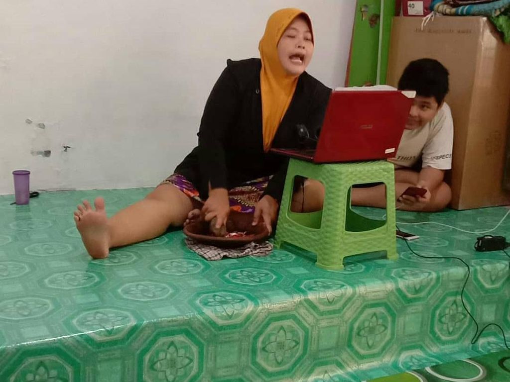 Totalitas! Emak-emak Meeting Virtual Sambil Ngulek Sambel Totalitas! Emak-emak Meeting Virtual Sambil Ngulek Sambel