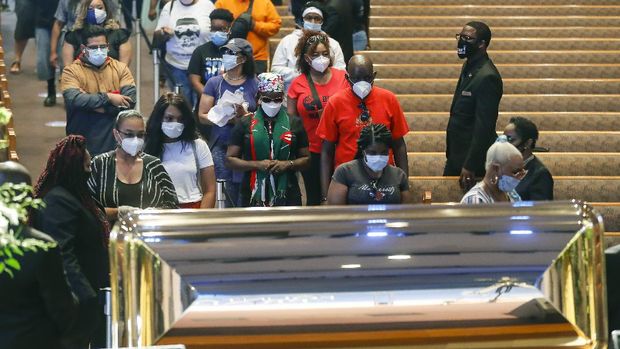 George Floyd Memorial Mourners wait to visit the casket of George Floyd during a public visitation Monday, June 8, 2020, at The Fountain of Praise church in Houston. (Godofredo A. Vásquez/Houston Chronicle via AP, Pool)